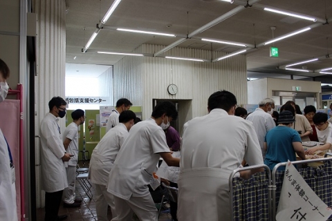 かみのやまマルシェ「あんま体験」の様子