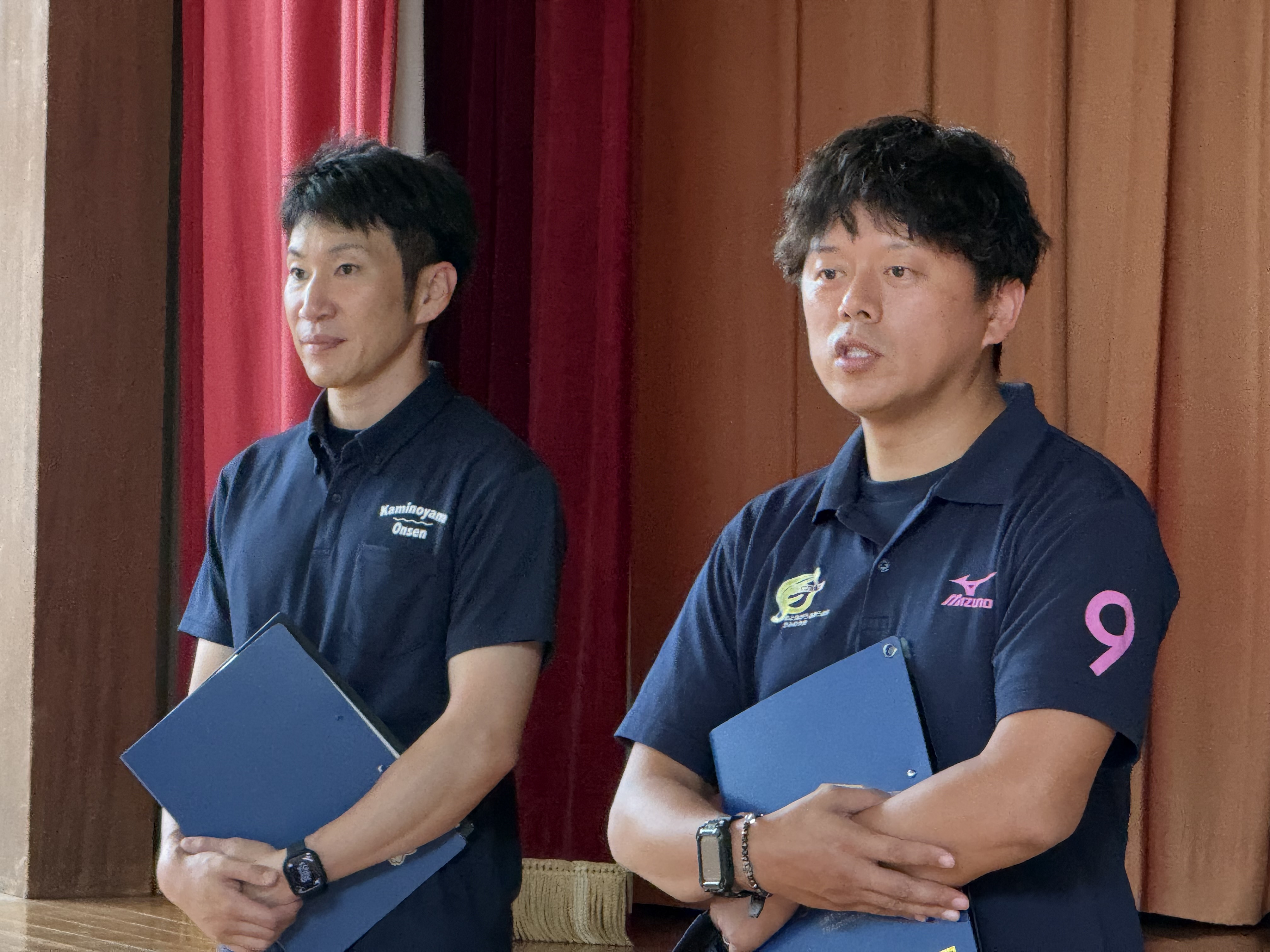 体育館で上山市消防署の２名の職員の方から地震発生時の行動や避難の注意点について説明していただきました
