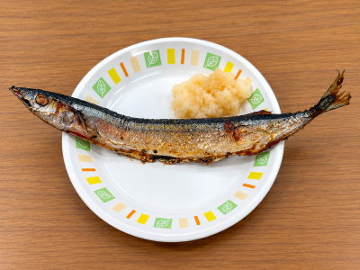 お皿からはみ出る立派な秋刀魚に大興奮！香ばしく脂がのった秋の味覚を堪能しました。