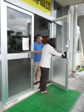 ドアの出入りの演習の様子