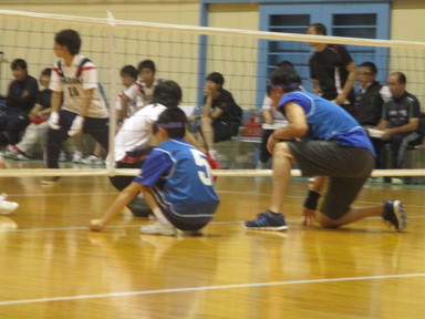 フロアバレーボール大会（前衛のディフェンス）