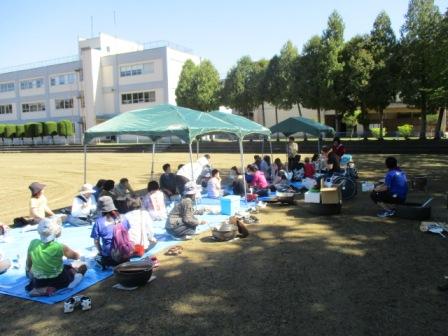 グラウンドで芋煮会開始