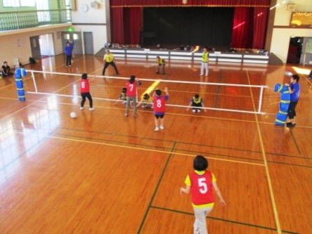 盛り上がったフロアーバレーボール